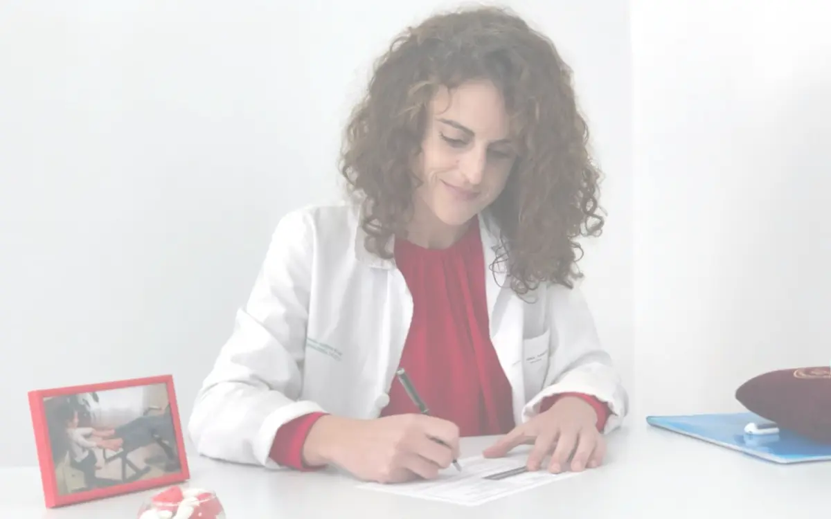 Dra. Elena Cobos, Doctora Cum Laude por la Universidad de Granada y Máster en PNI Clínica
